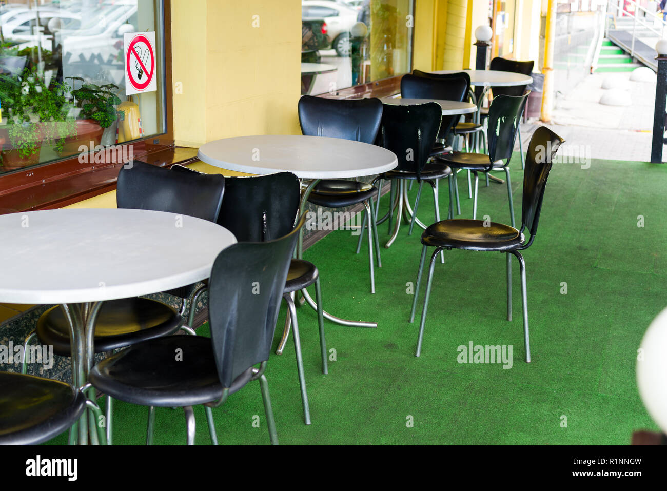 Tische und Stühle in einem café Stockfoto