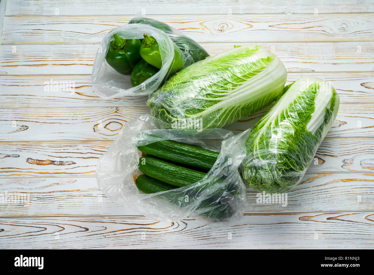 Gemüse aus dem Store in einem Polyethylen Stretchfolie und Paket Stockfoto