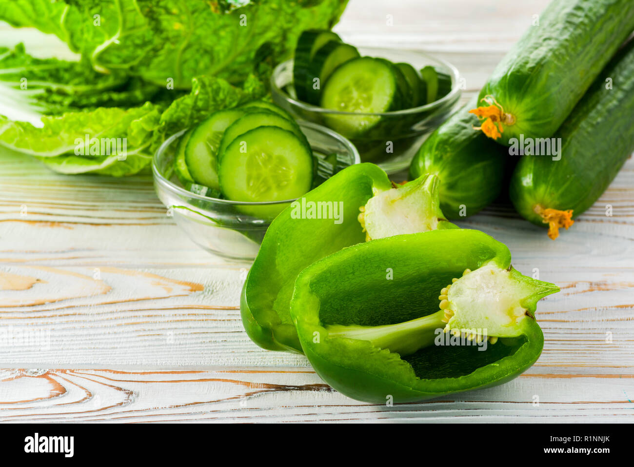 In Scheiben geschnittene grüne Paprika mit Gurken und Kohl Stockfoto