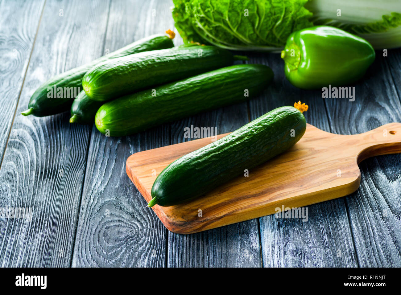 Grüne Gurken auf dem Tisch Stockfoto