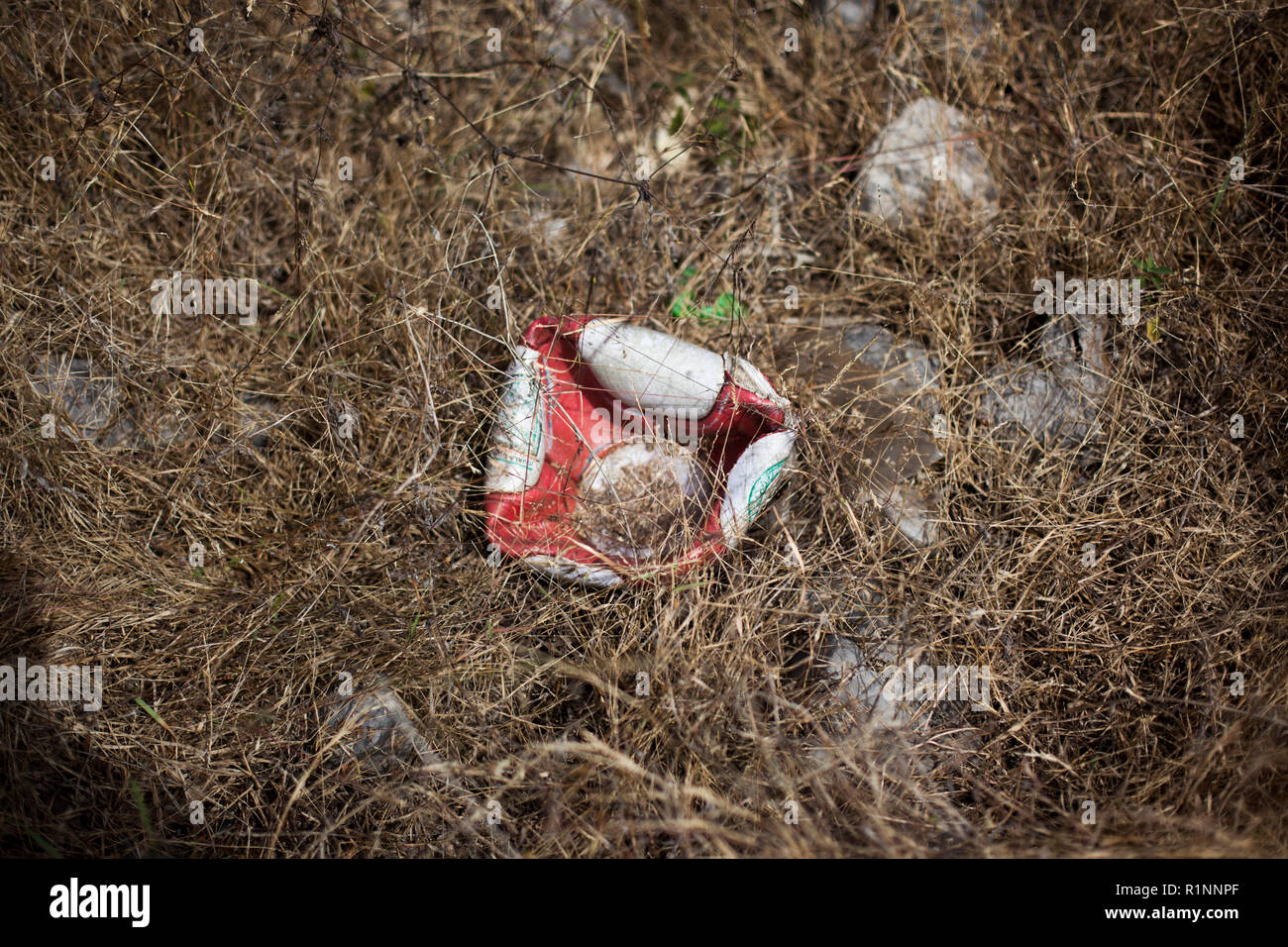 Iguala, Guerrero, Mexiko - ein entehrter Fußball gefunden, als Angehörige von Vermissten Personen Die Berge rund um die Stadt von iguala Für klandestinen Gräbern, Iguala, Guerrero, Mexiko, 29. November 2014 suchen. Papierkorb Warnungen oft bei der Suche nach potenziellen Grabstätte. Iguala ist der Speicherort, an dem 43 Studenten, die angeblich von der lokalen Polizei entführt wurden und übergab den lokalen Kartell Guerreros Unidos. Durch Suchen nach dem Teilnehmer, viele Massengräber haben in den ländlichen Berge in der Gegend gefunden wurde. Stockfoto