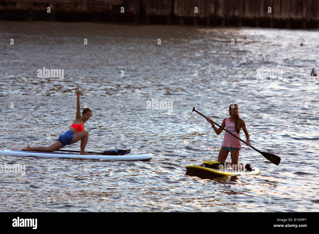 Paddleboard Yoga auf dem Hudson River in New York City. Stockfoto