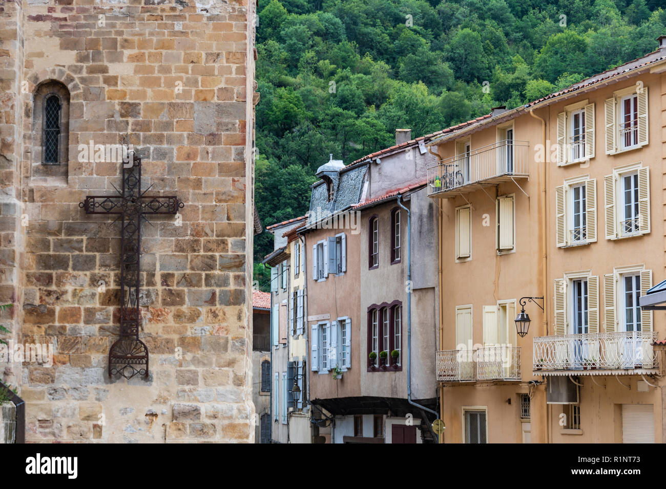 Kirche überqueren und Häuser in der Villa de Foix in der Nähe der Pyrenäen und Andorra. Ariege Frankreich Stockfoto