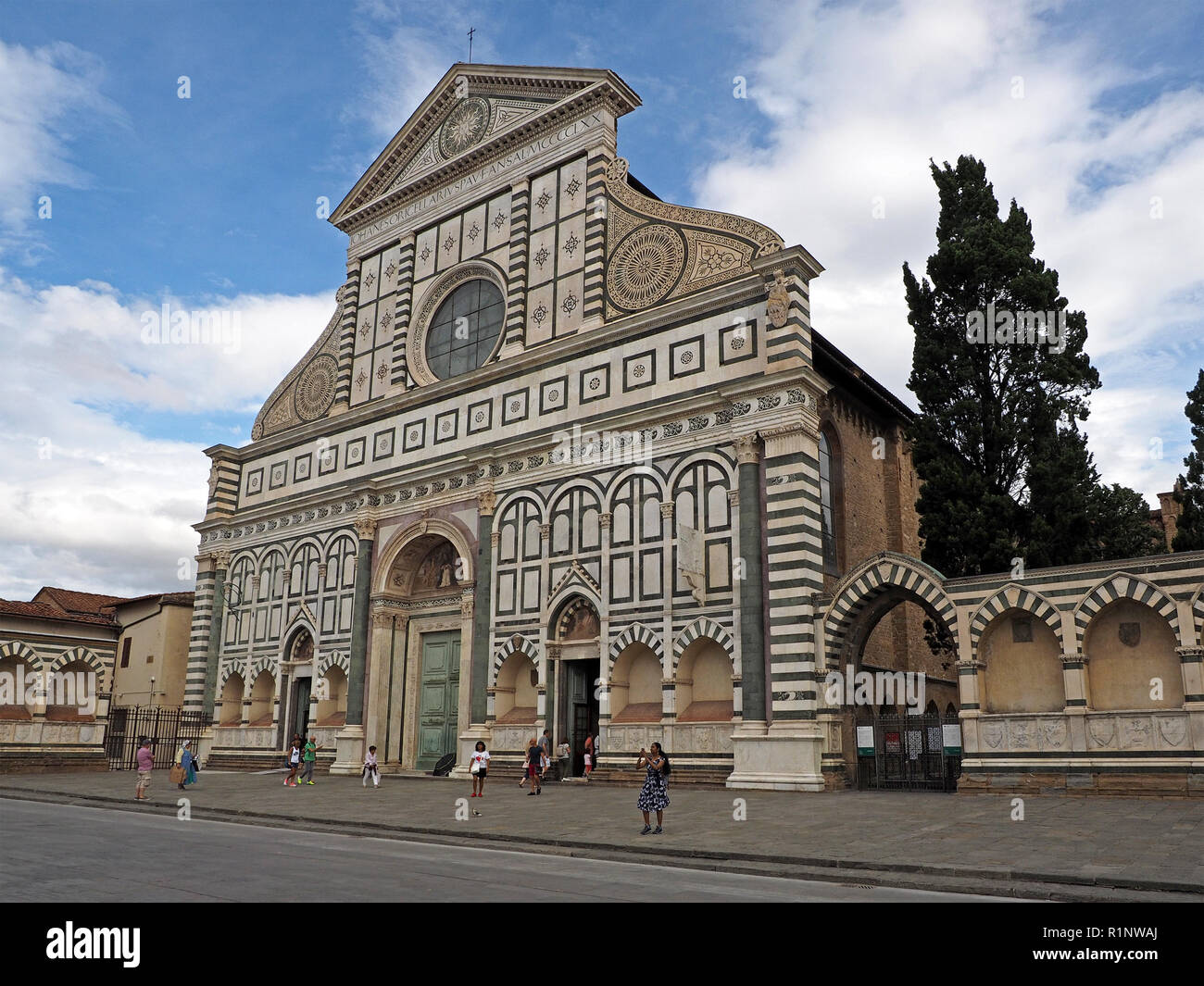Abgeschlossen von Leon Battista Alberti 1470 die Kirche von Santa Maria Novella (verzierten Fassade gezeigt) war die erste große Basilika in Florenz, Italien Stockfoto