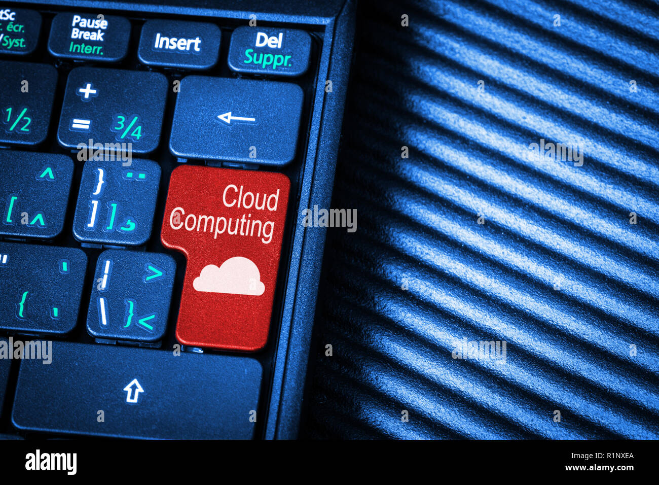 In der Nähe von Computer Laptop Tastatur mit roter Taste Cloud Computing Konzept und Kopieren. Stockfoto