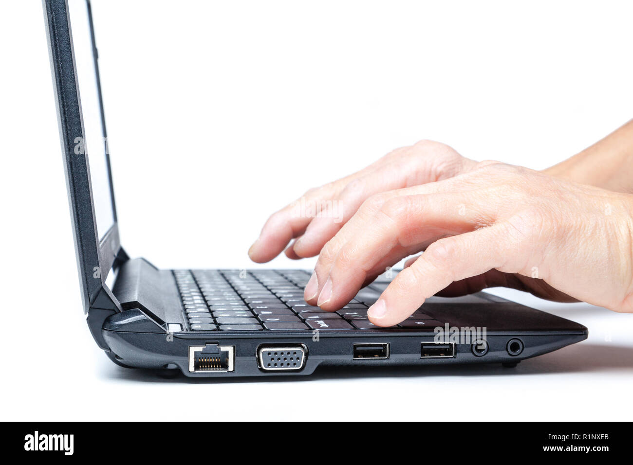 Hände schreiben auf Tastatur Laptop auf weißem Hintergrund mit Kopie Raum isoliert. Stockfoto