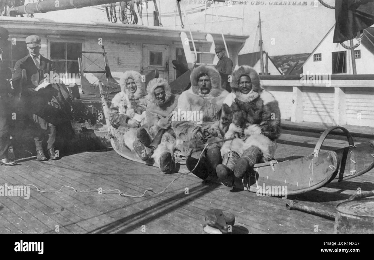 Auf dem Schlitten, ging zum Nordpol - Donald Baxter MacMillan, George Borup, Thomas Gushue (1 Gehilfen des Roosevelt), und Matthew Alexander Henson. Zwischen 1906 und 1909. Stockfoto