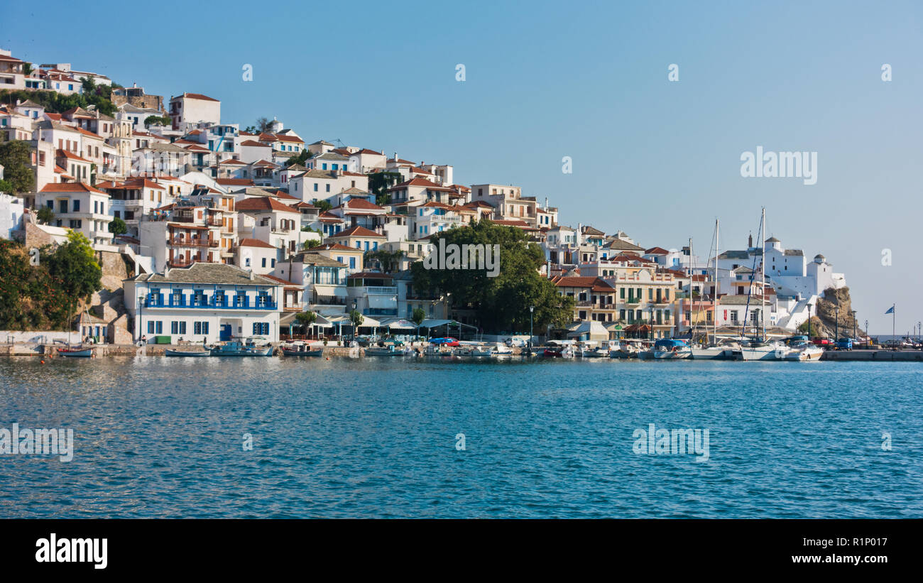 Skopelos Stadt und Hafen im Sommer morgen, Insel Skopelos, Griechenland Stockfoto