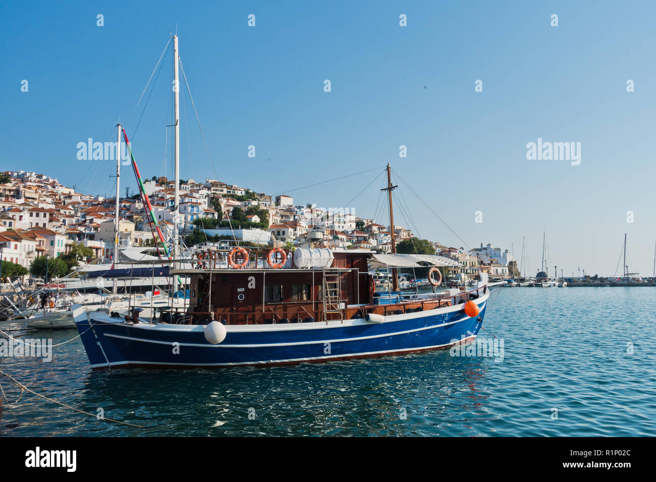Skopelos Stadt und Hafen im Sommer morgen, Insel Skopelos, Griechenland Stockfoto