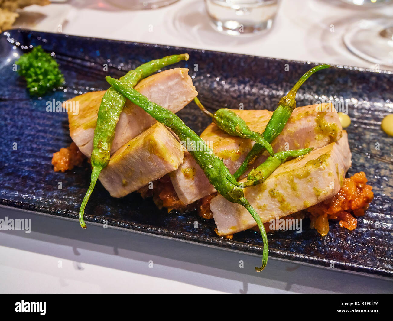 Thunfisch Steak Geschnetzeltes mit Paprika. Baskenland Stil. Stockfoto