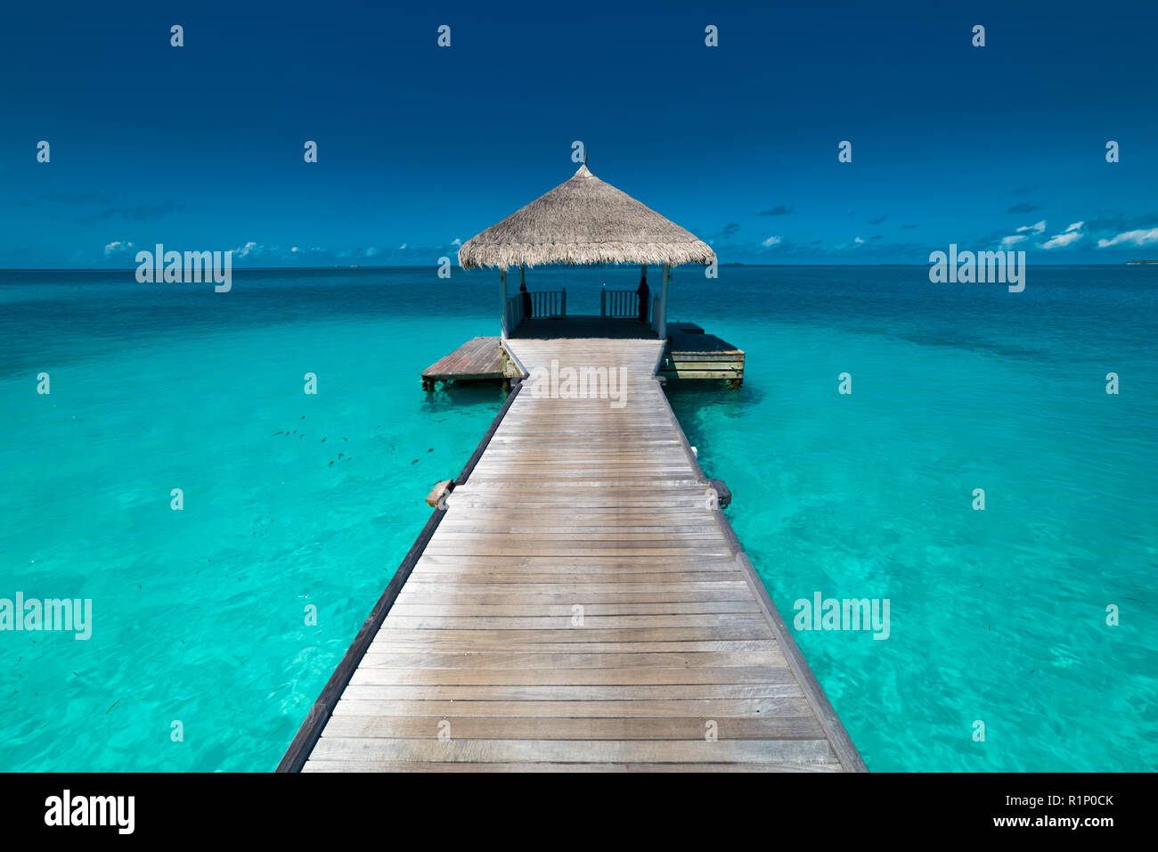 Holzbrücke zum Ozean, über Wasser Villa. Inspirational Meer Himmel Hintergrund Stockfoto
