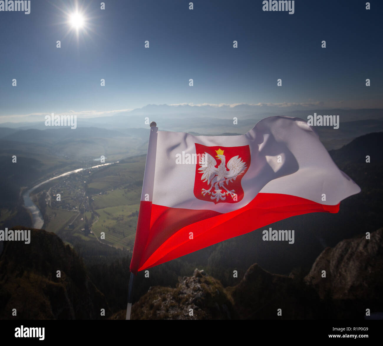 Polnische Flagge auf dem Hintergrund der Berge Stockfoto