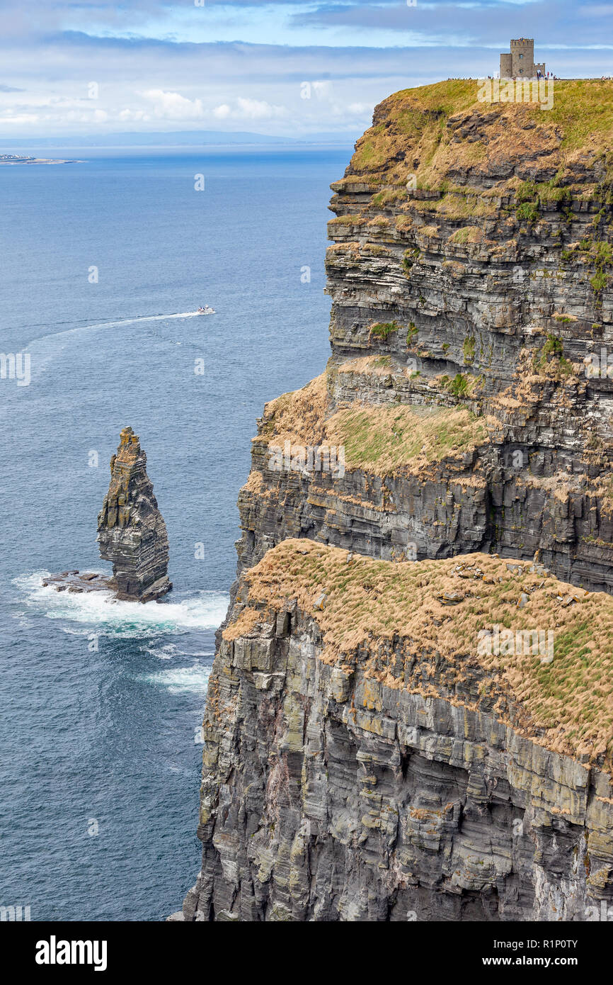 Blick von den Klippen von Moher und O'Brien's Tower, Galway, County Clare, Republik von Irland Stockfoto