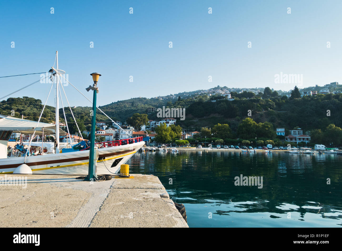 Schiffe in Loutraki, Glossa Hafen am Sommer, der Morgen, der Insel Skiathos, Griechenland Stockfoto