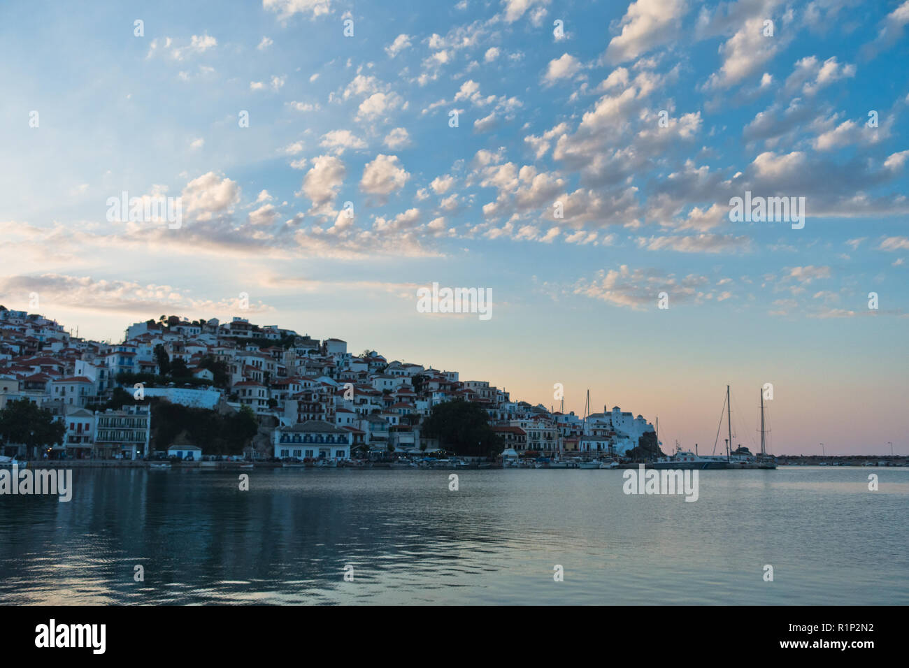 Skopelos Hafen und Stadt nach Sonnenuntergang, Insel Skopelos, Griechenland Stockfoto