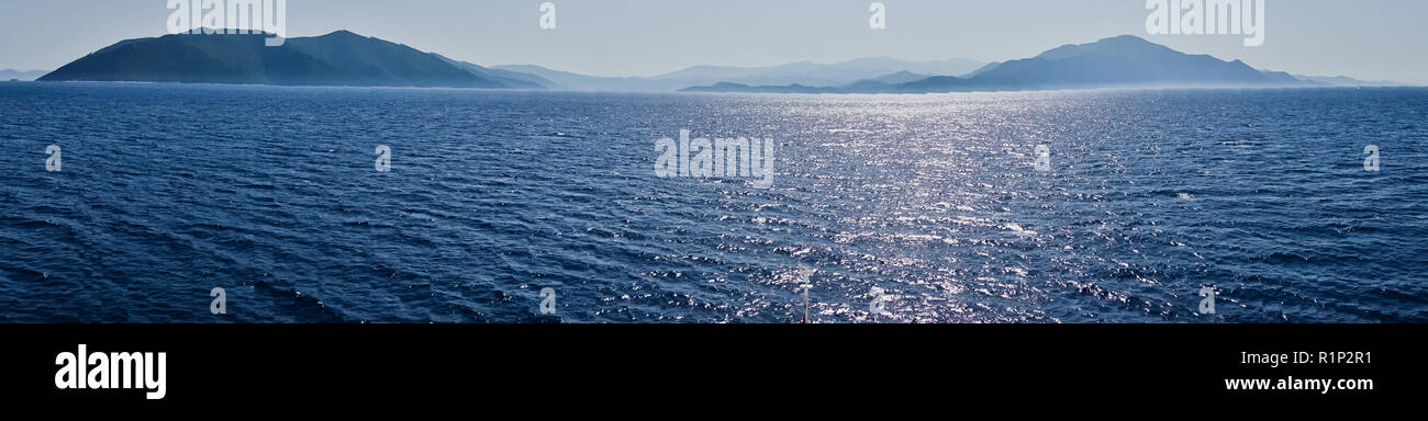 Panorama von Nord Ägäis am Eingang zur Bucht von Volos an einem sonnigen Nachmittag in Griechenland Stockfoto