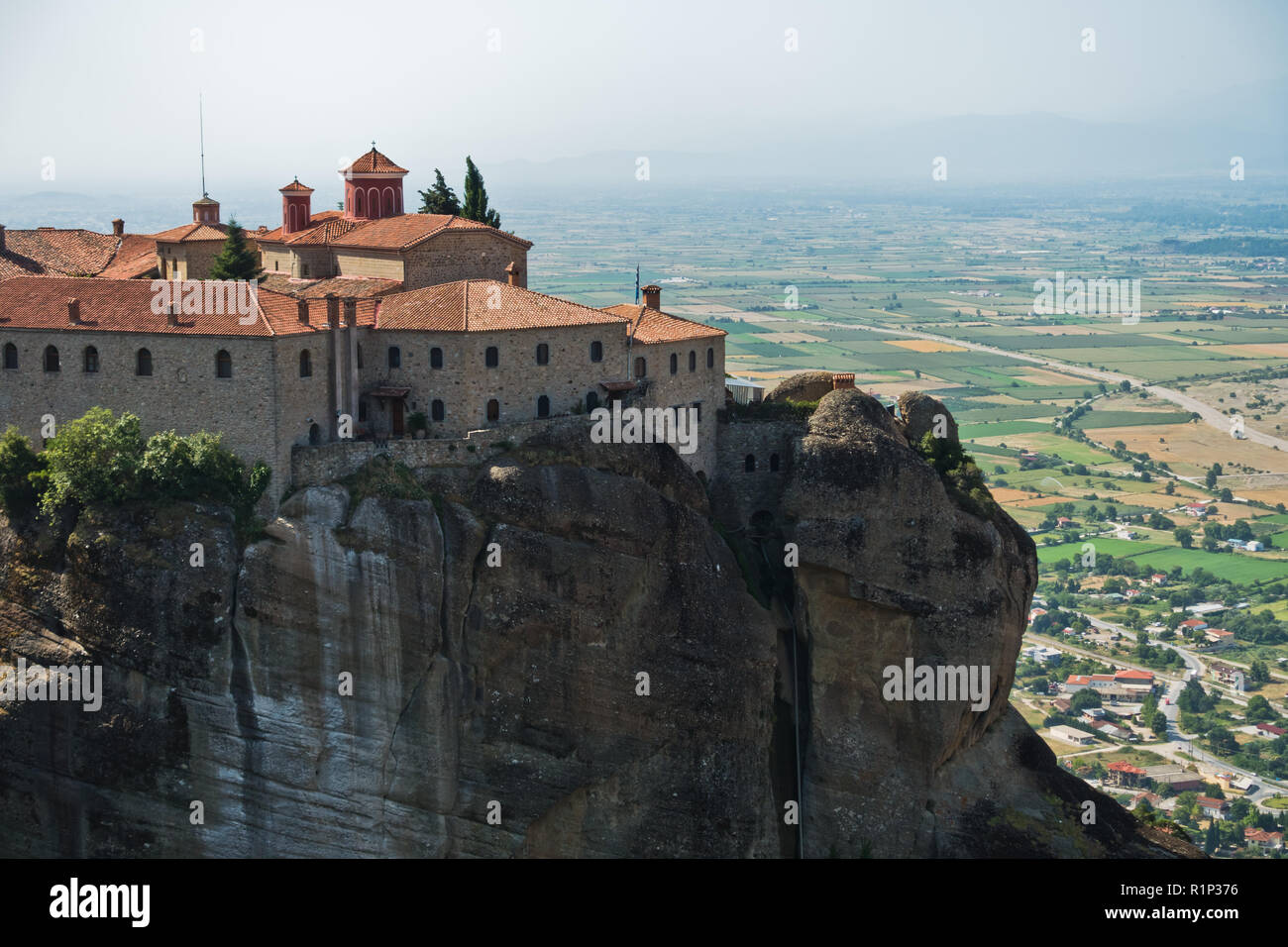 Die riesigen Felsen mit christlich-orthodoxen Klöster am Morgen mit Meteora Tal im Hintergrund in der Nähe von Kalambaka, Thessalien, Griechenland Stockfoto