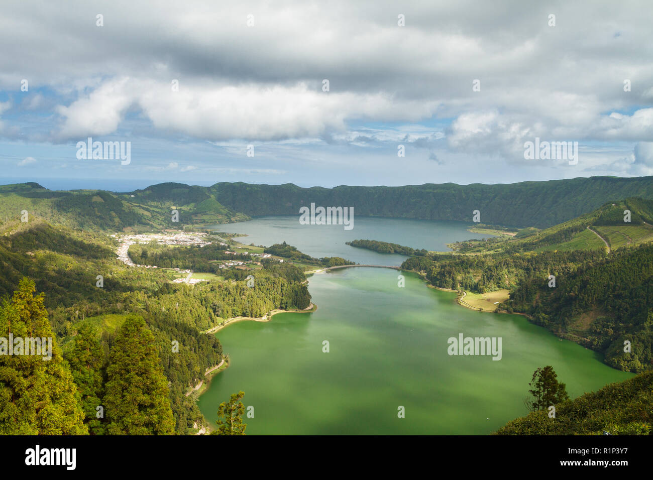 Anzeigen von Sete Cidades Seen von der Ungezwungenheit Monte Palace Hotel in Miradouro Da Vista do Rei, Sao Miguel, Azoren, Portugal Stockfoto