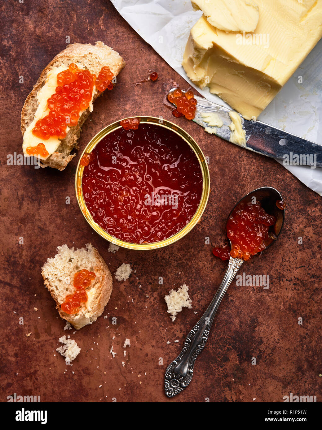 Lachs roter Kaviar in Zinn und Sandwiches Stockfoto