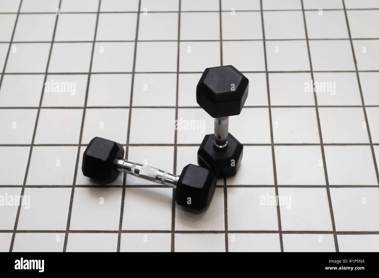 Gummi kurzhantelstange Gewichte heben Workout. Fitness und Bewegung enthusiast Hintergrund. Stockfoto