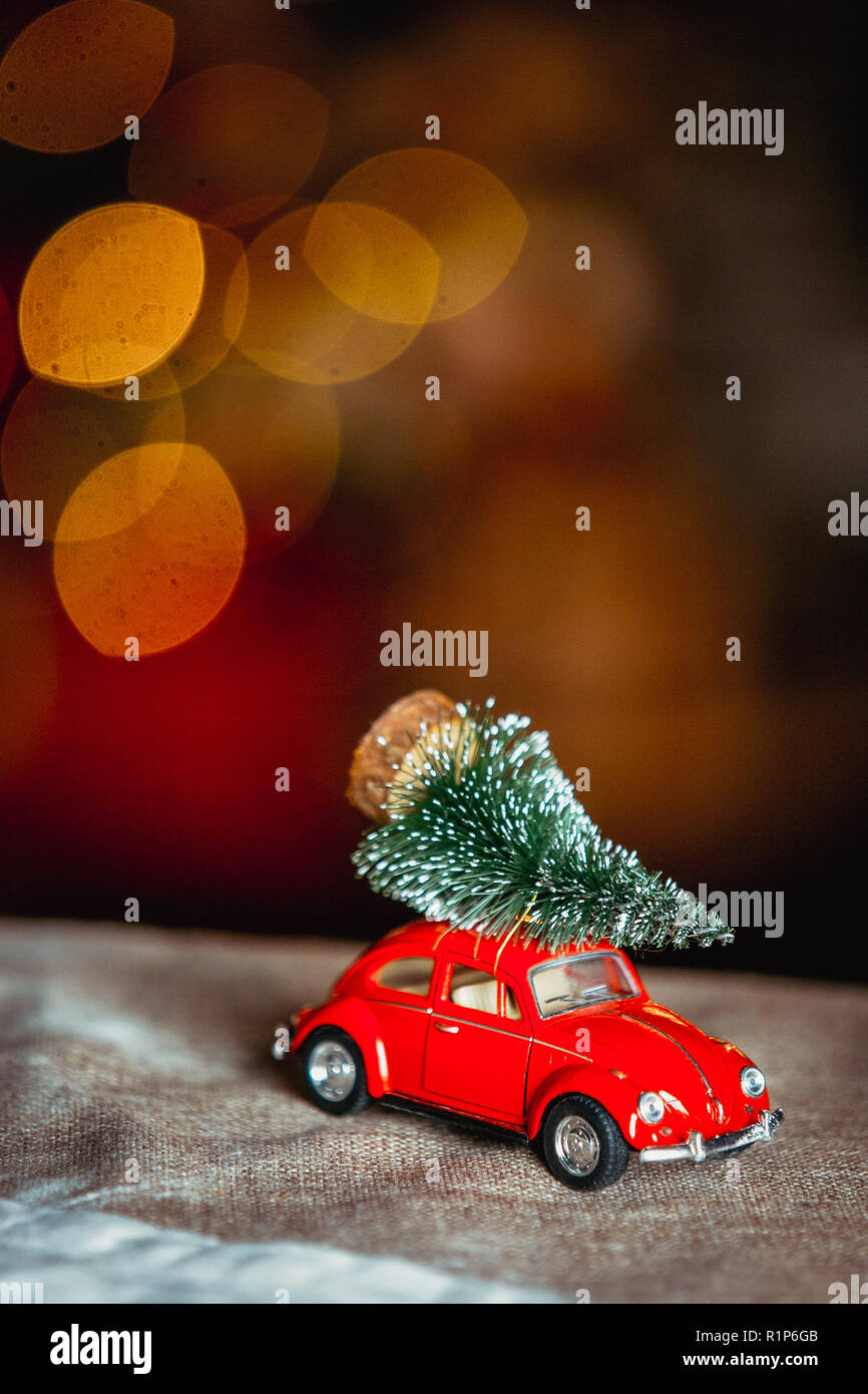 Rotes Auto Spielzeug Mit Tannenbaum Auf Seinem Dach Auf Girlande Lampen Bokeh Hintergrund Close Up Urlaubsstimmung Frohes Neues Jahr Und Weihnachten Thema Weihnachtskarte Stockfotografie Alamy
