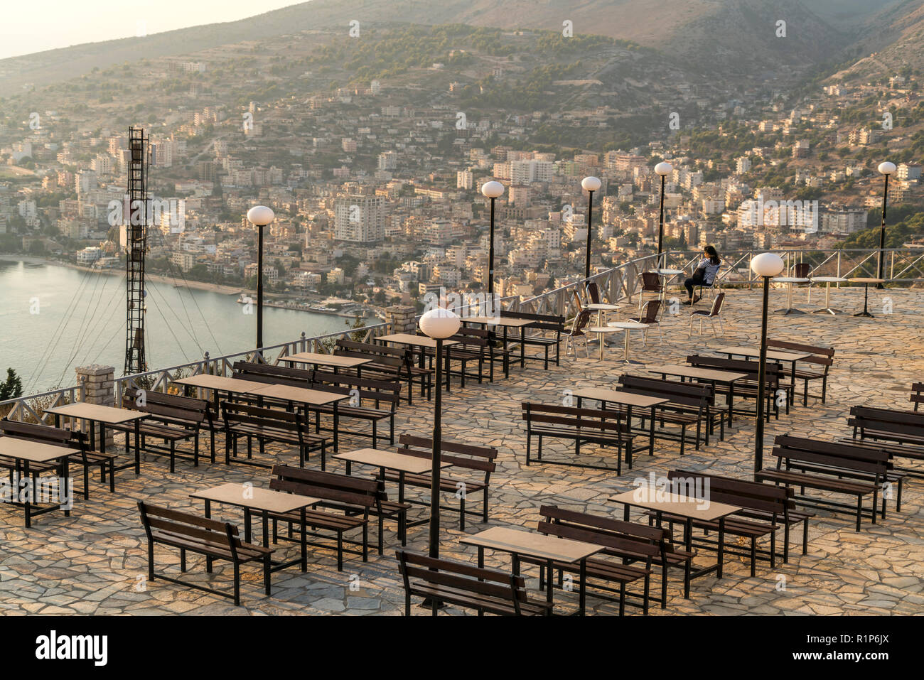 Restaurant Terrasse an der Burg hoch über Saranda, Albanien, Europa | Restaurant Terrasse auf das Schloss und die Stadt Saranda, Albanien, Europa Stockfoto