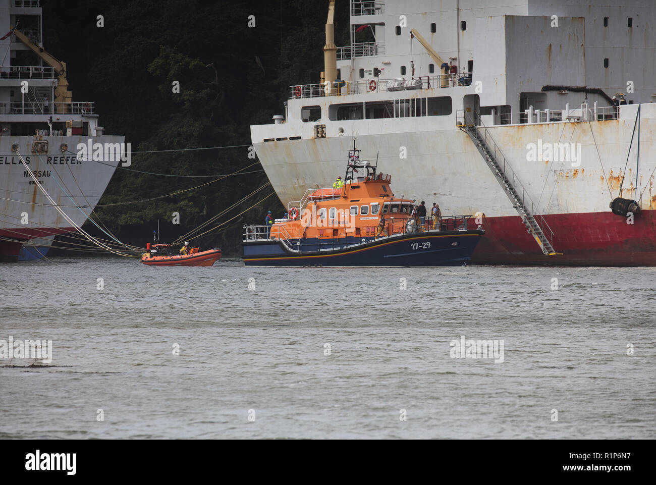 Die RNLI Rettungsboote auf Szene mit einem Unfall auf dem Fluss Fal, Cornwall zu unterstützen. Stockfoto