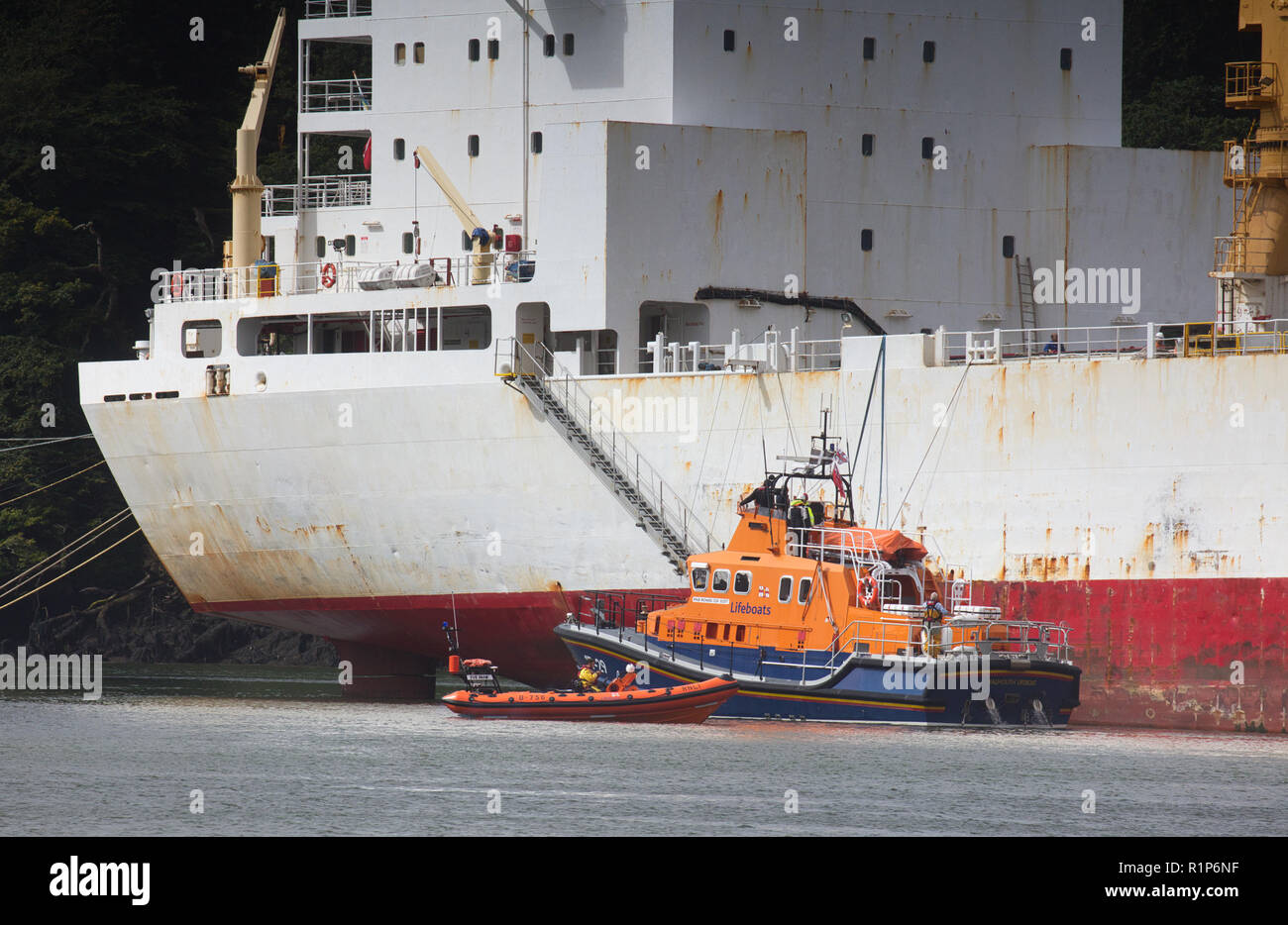 Die RNLI Rettungsboote auf Szene mit einem Unfall auf dem Fluss Fal, Cornwall zu unterstützen. Stockfoto