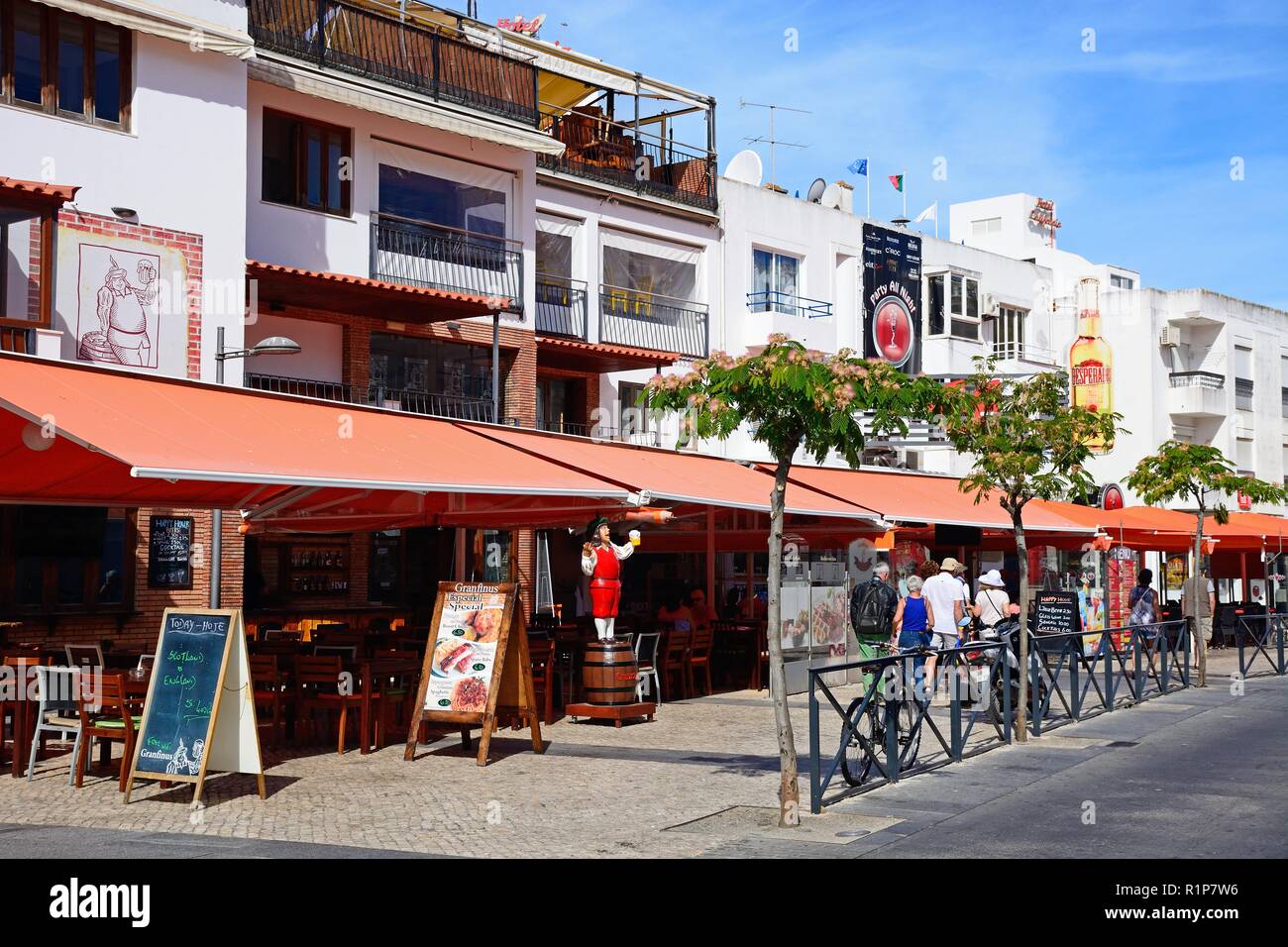 Straßencafés entlang Av 25 de Abril" in der Altstadt mit Touristen vorbei, Albufeira, Algarve, Portugal, Europa. Stockfoto