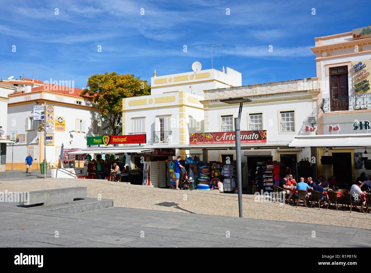 Straßencafés und Geschäfte auf dem Hauptplatz in der Altstadt während der Morgen, Albufeira, Algarve, Portugal, Europa. Stockfoto