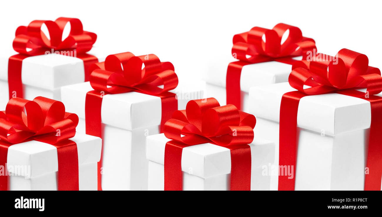 Weihnachten Geschenkboxen mit roten Bändern auf weißem Hintergrund Stockfoto
