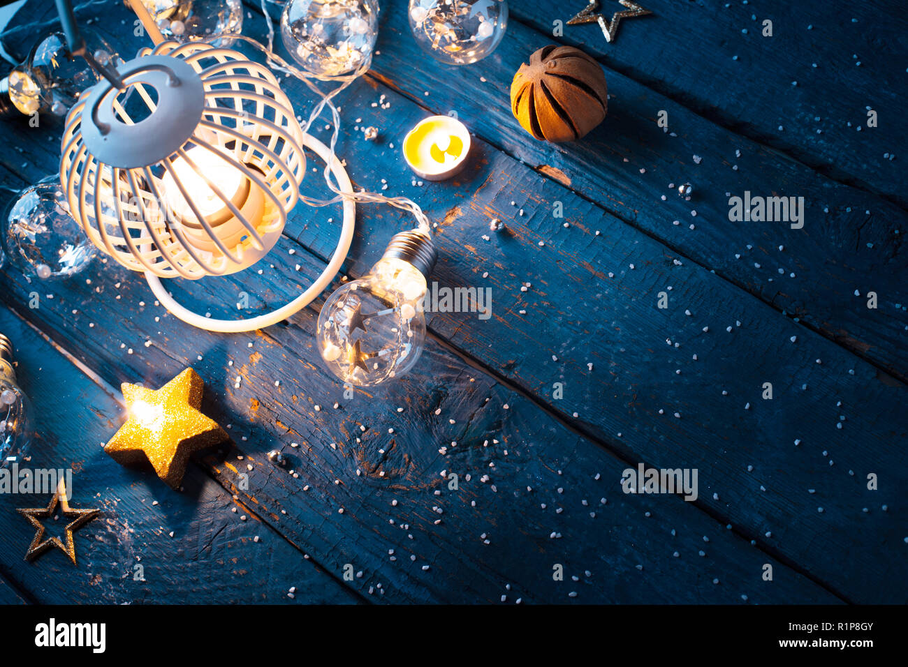 Weihnachten Laterne mit Dekorationen auf blauem Hintergrund aus Holz Stockfoto