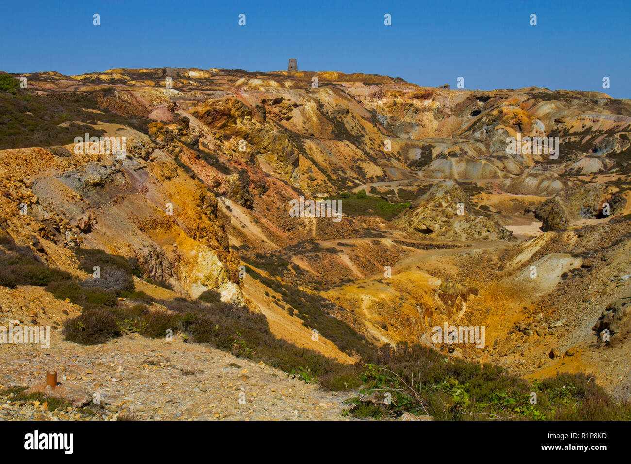 Blick über das "Große" im Tagebau Grube bei Parys Mountain Kupfermine, Holyhead, Anglsey, Wales. Juli. Stockfoto