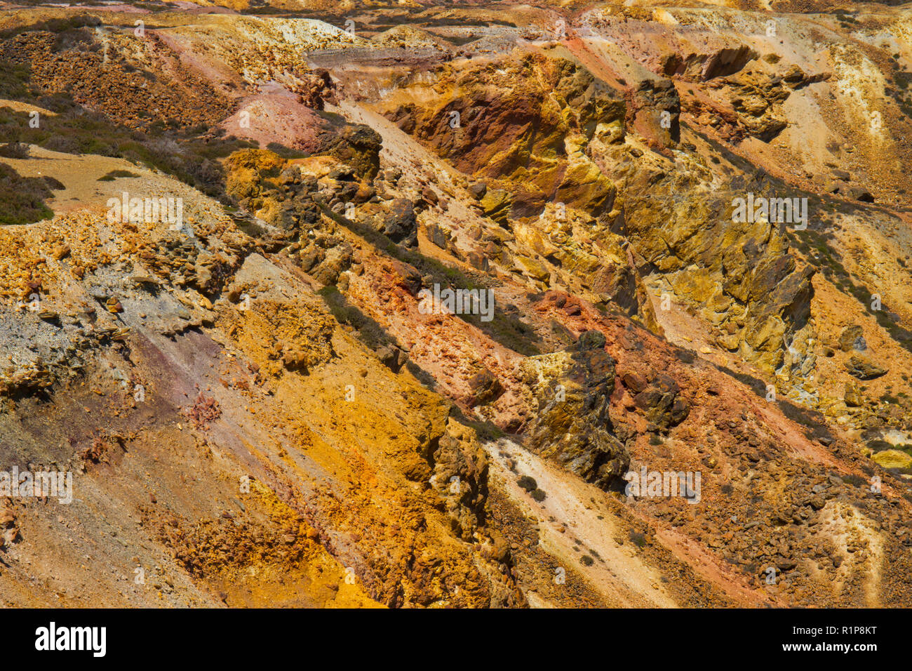 Blick über das "Große" im Tagebau Grube bei Parys Mountain Kupfermine, Holyhead, Anglsey, Wales. Juli. Stockfoto