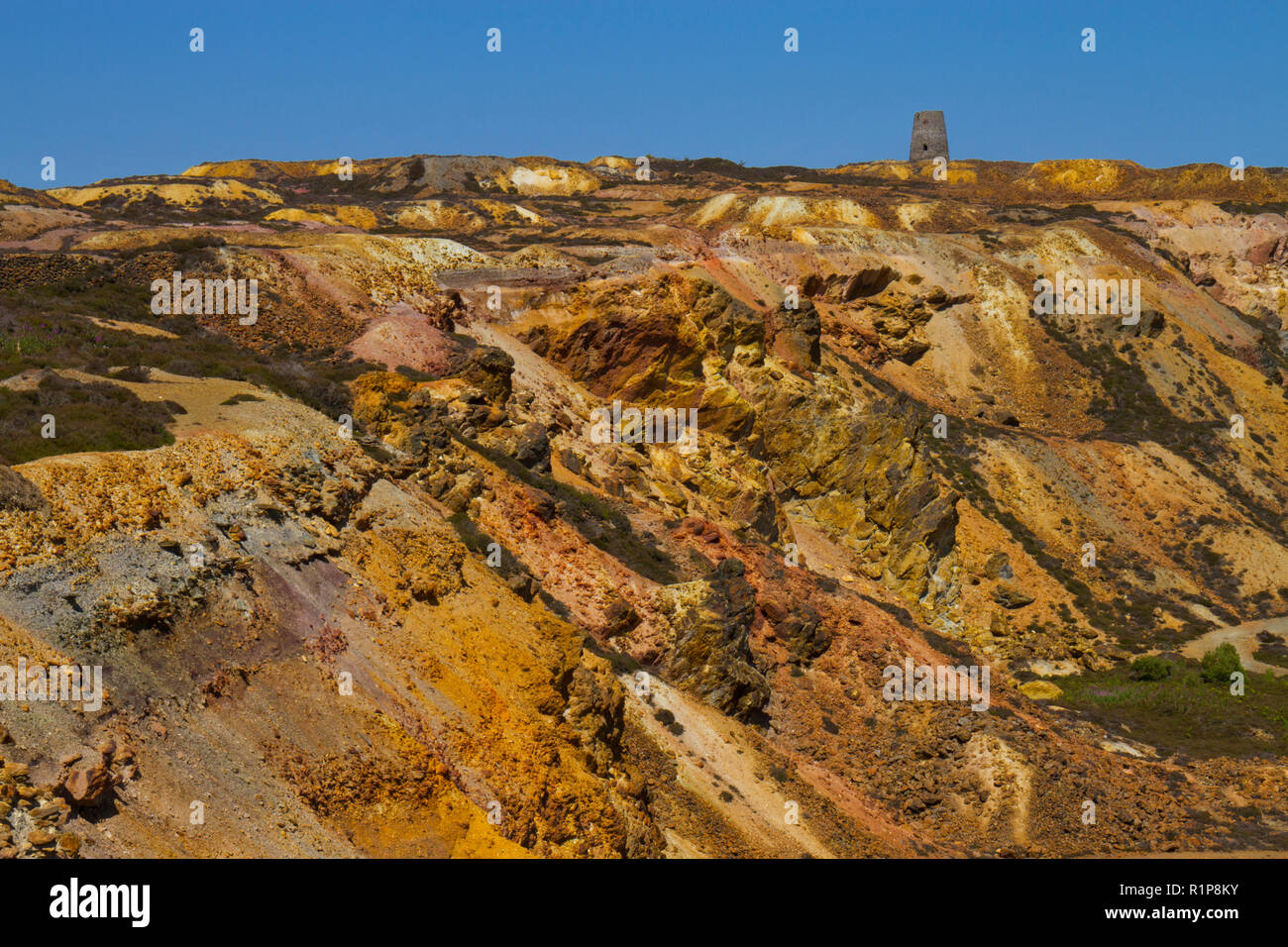 Blick über das "Große" im Tagebau Grube bei Parys Mountain Kupfermine, Holyhead, Anglsey, Wales. Juli. Stockfoto