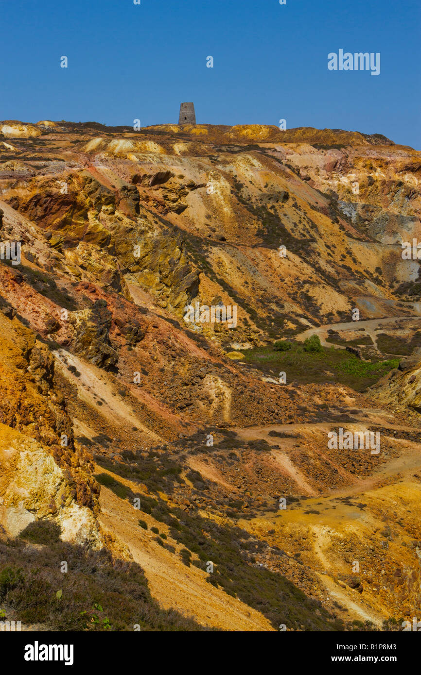 Blick über das "Große" im Tagebau Grube bei Parys Mountain Kupfermine, Holyhead, Anglsey, Wales. Juli. Stockfoto