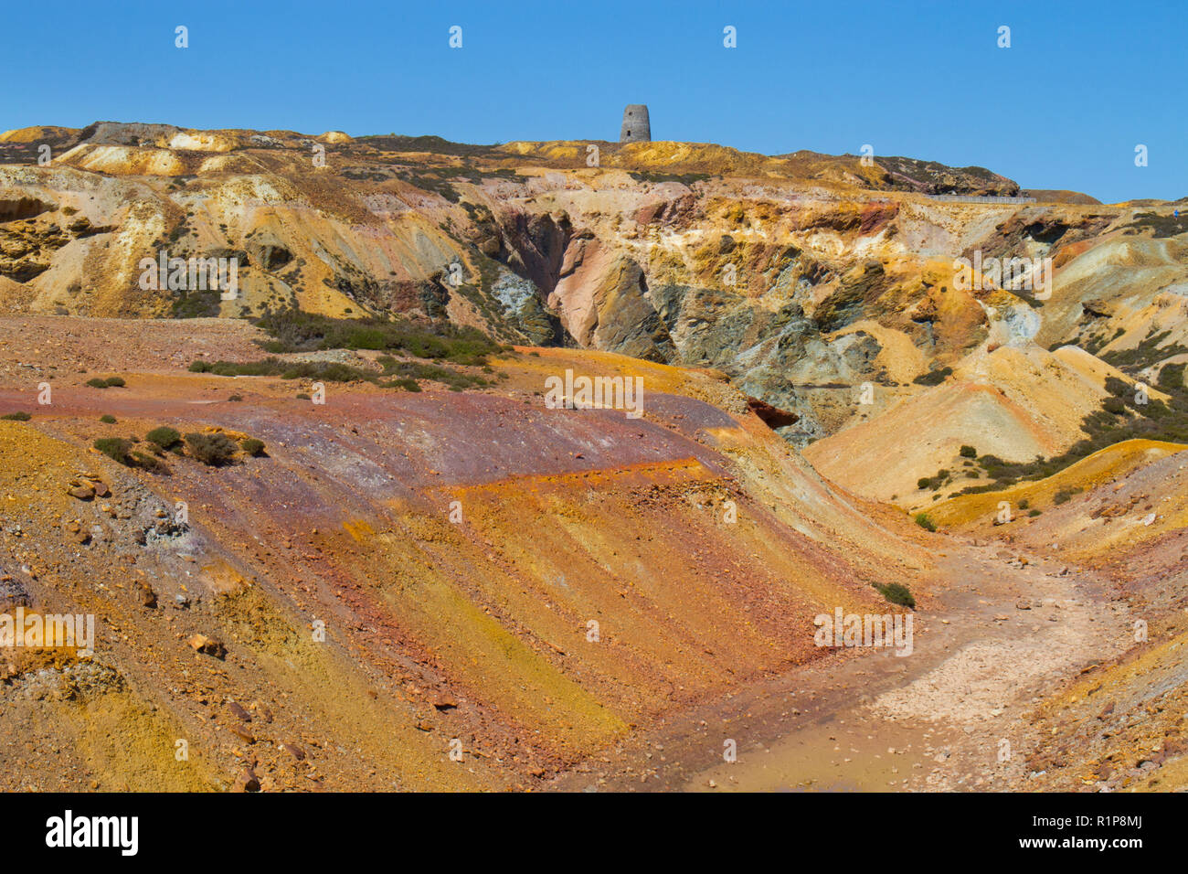 Blick über das "Große" im Tagebau Grube bei Parys Mountain Kupfermine, Holyhead, Anglsey, Wales. Juli. Stockfoto