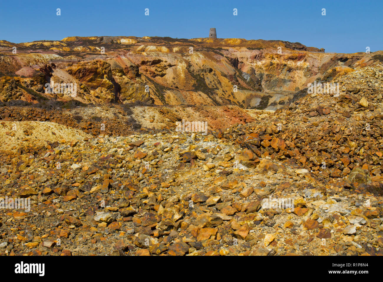 Blick über das "Große" im Tagebau Grube bei Parys Mountain Kupfermine, Holyhead, Anglsey, Wales. Juli. Stockfoto