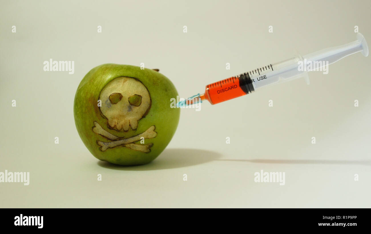 Spritze eingefügt in ein grüner Apfel mit einem gravierten Schädel, repräsentatives Bild von der Verwendung von GVO-Stoffe in Lebensmitteln, Gemüse und Obst Stockfoto Spritze eingefügt in ein grüner Apfel mit einem gravierten Schädel, repräsentatives Bild von der Verwendung von GVO-Stoffe in Lebensmitteln, Gemüse und Obst Stockfoto