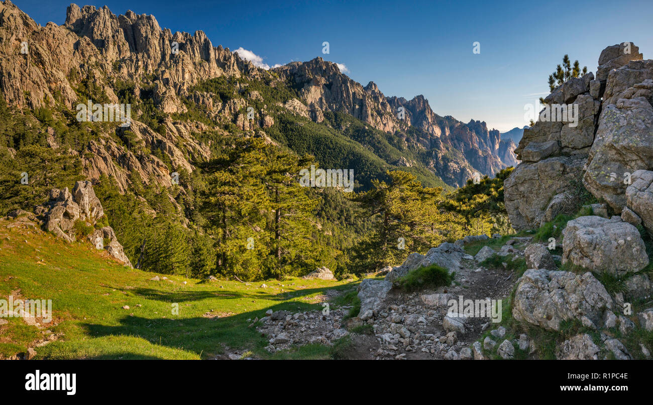 Aiguilles de Bavella, Blick in den frühen Morgenstunden vom Col de Bavella, Corse-du-Sud, Korsika, Frankreich Stockfoto