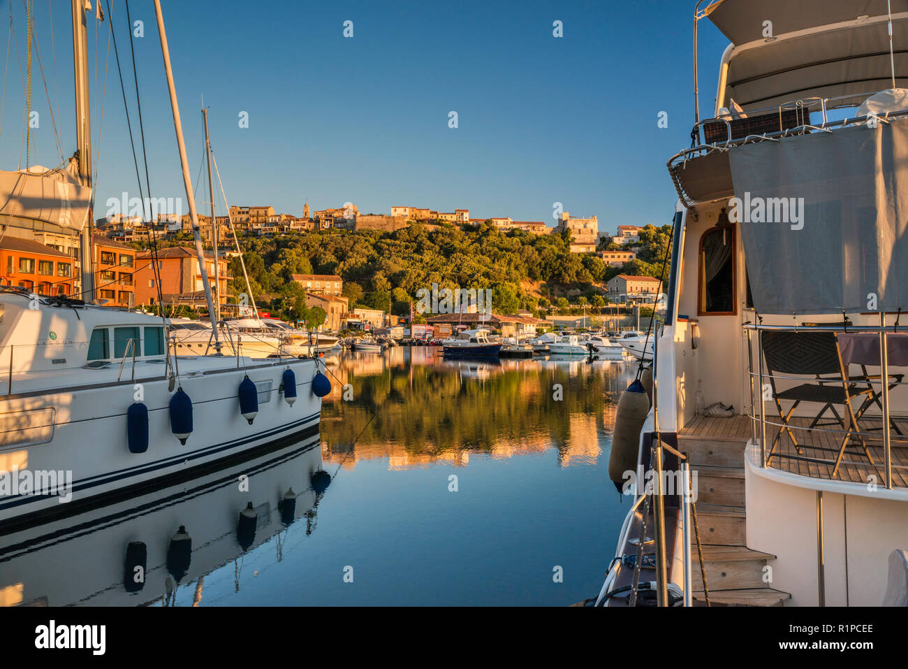 Boote in der Marina am Golfe de Porto-Vecchio, Zitadelle auf dem Hügel in Porto-Vecchio, Freto Mikroregion, Corse-du-Sud, Korsika, Frankreich Stockfoto