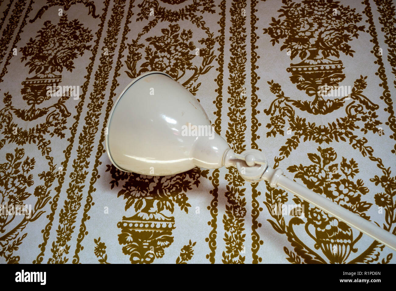 Angle Poise Lampe vor altmodischen Herde Typ wallpaper Stockfoto