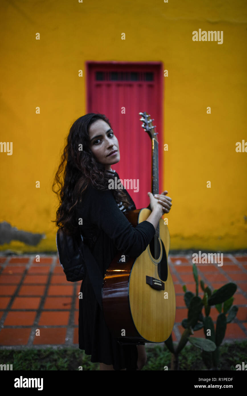 La Lovo, Sänger und Songwriter aus Medellin, Kolumbien Stockfoto