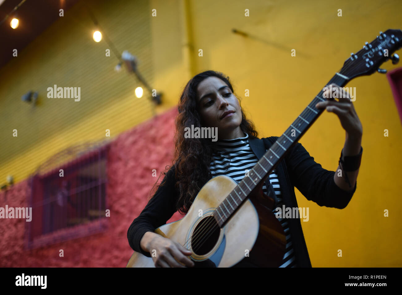 La Lovo, Sänger und Songwriter aus Medellin, Kolumbien Stockfoto