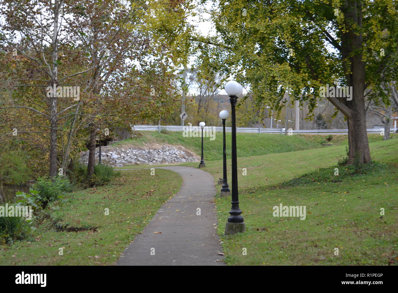 Blick auf Main Street Sweetwater, TN von der Brücke in Sweetwater Ente Park im Herbst Saison. Stockfoto