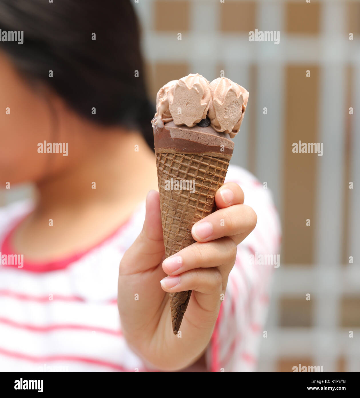 Eis in jungen Mädchen Hand Stockfoto