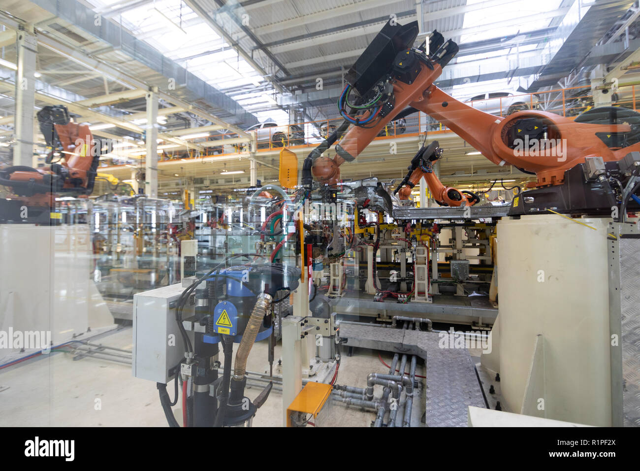 Prozess der schweißen Autos hinter Glas. Moderne Montage von Autos im Werk. automatisierten Build-Prozess der Karosserie Stockfoto