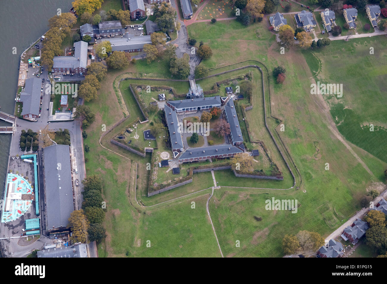 Hubschrauber Luftaufnahme von Fort Jay, einer küstenstadt Stern fort und der Name eines ehemaligen US Army post auf Governors Island, New York City Harbor, USA Stockfoto