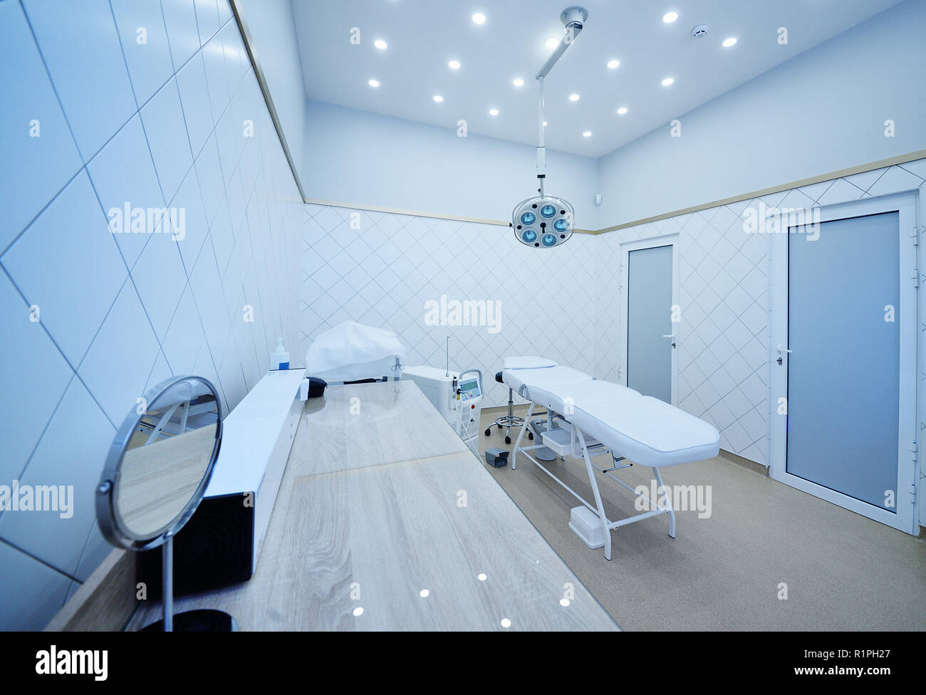 Schöne moderne Operationssaal in einem kosmetischen Klinik. Laser Kosmetik, Dermatologie. Stockfoto