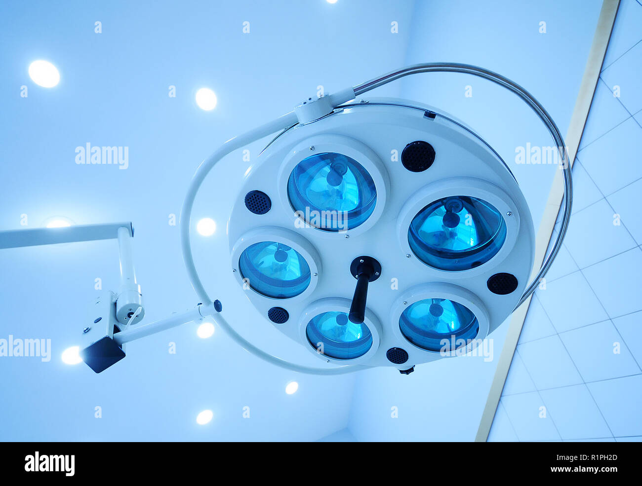 Op-Lampe in einem modernen Operationssaal. Hintergrund Stockfoto